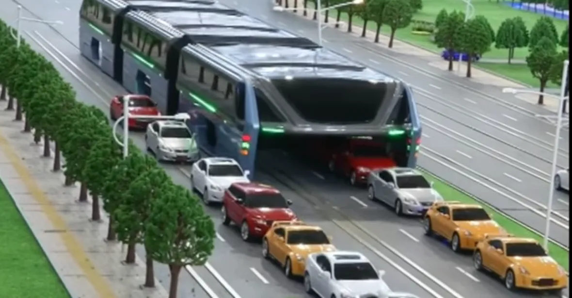Bez kolon a smogu: autobus budoucnosti pluje městem