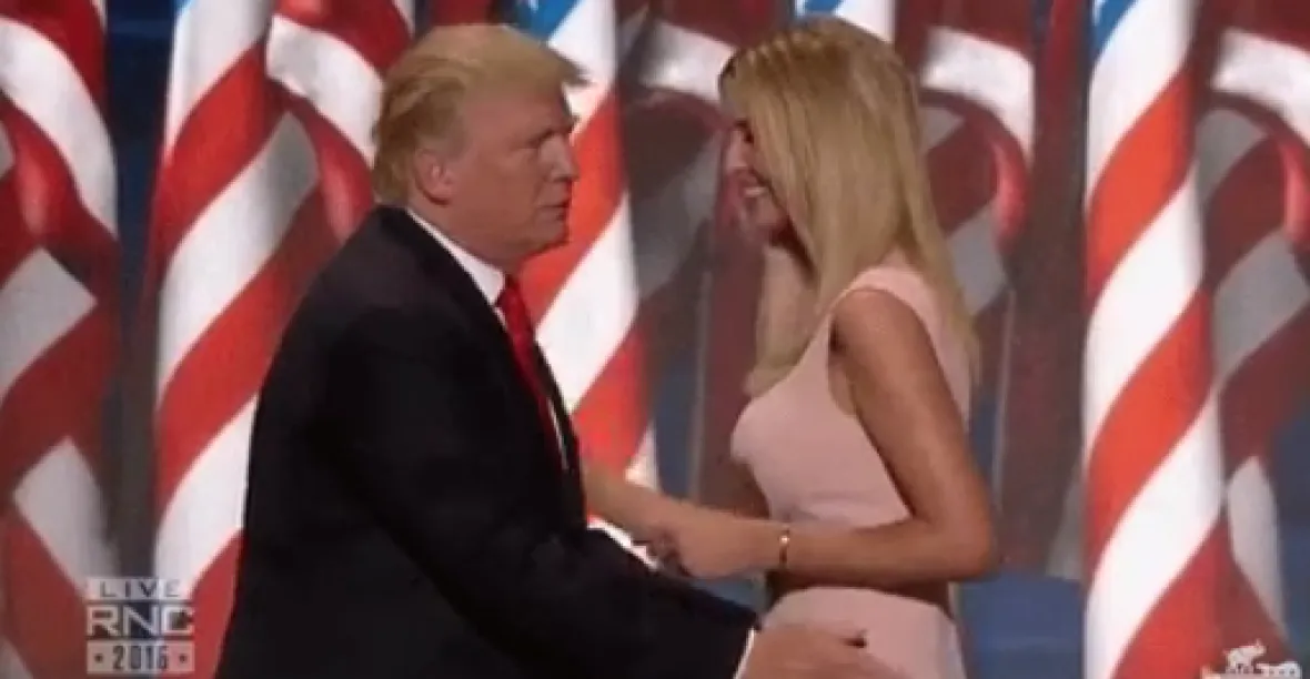 Trumpovo ne zcela otcovské objetí: proč stále vtipkuje o sexu s Ivankou?