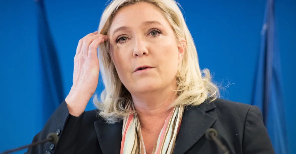 Macron zvyšuje náskok a dotahuje se na Le Penovou