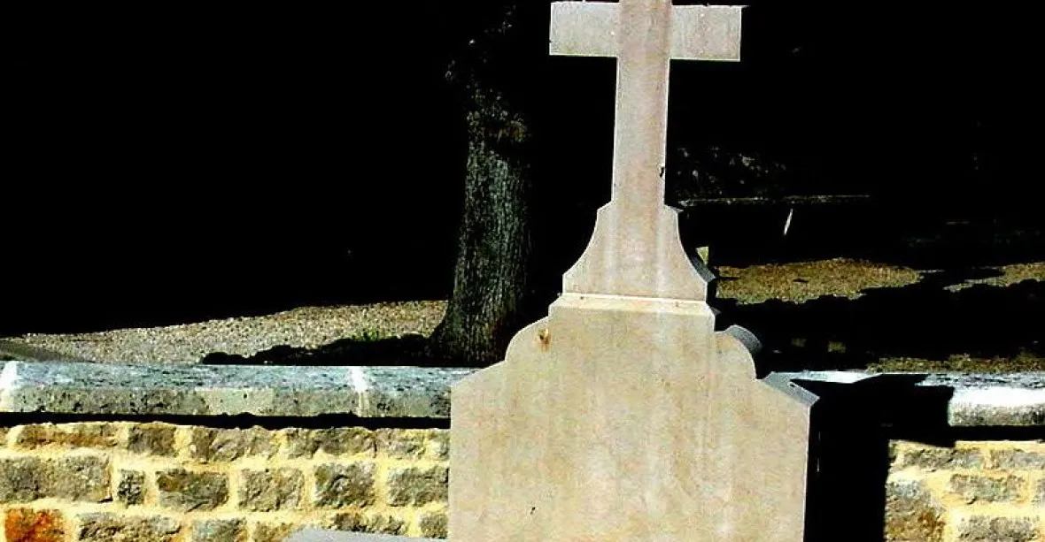 Kdo zničil kříž na hrobě prezidenta de Gaulla?