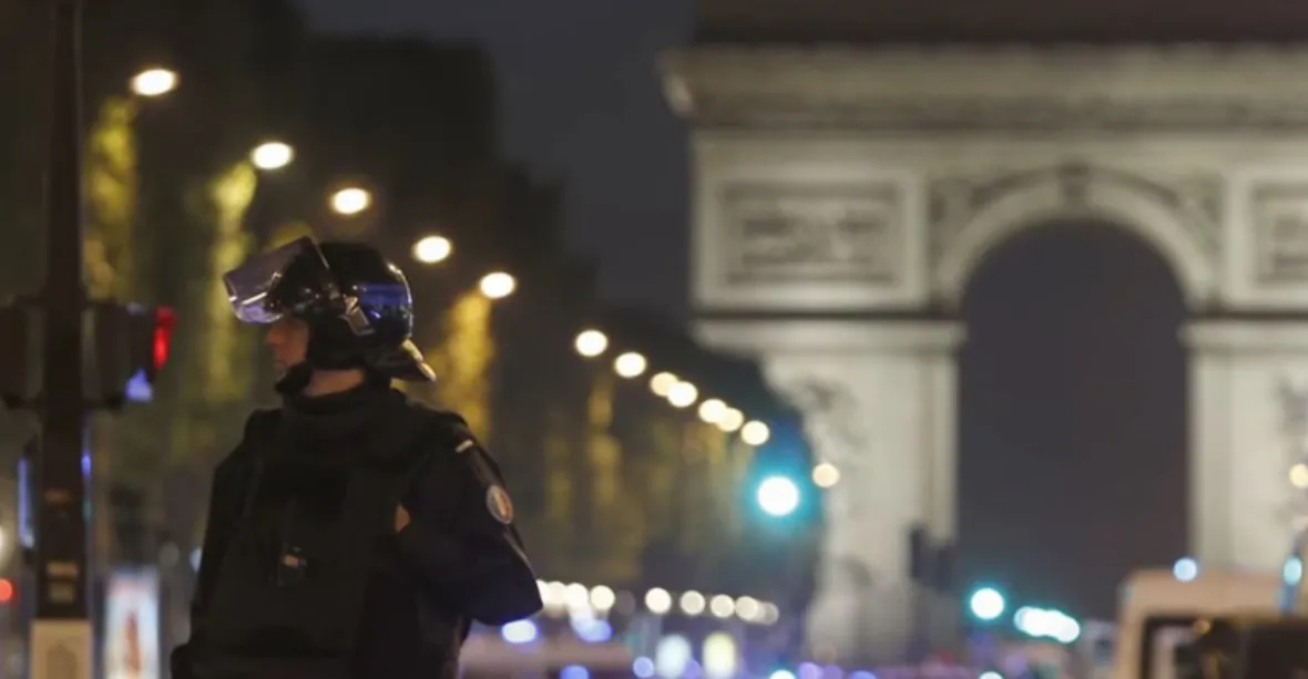Útočník z Champs-Élysées měl připraven arzenál zbraní