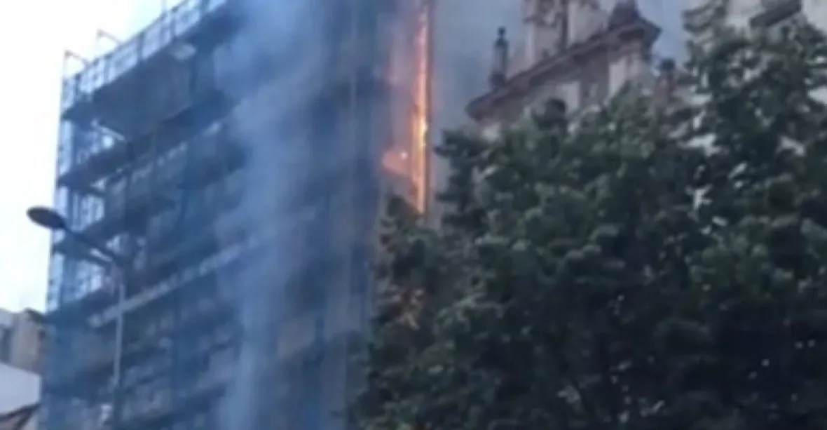 Na Václavském náměstí hořelo v hotelu. Hosté byli evakuováni