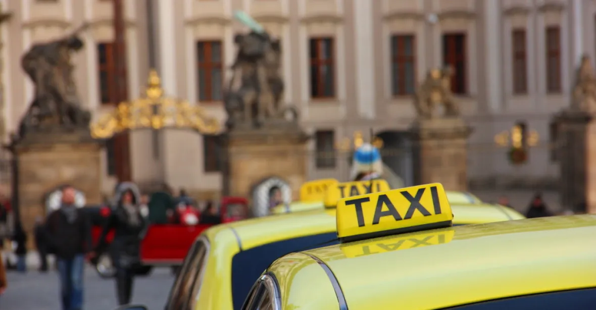 Ultimátum taxikářů vypršelo, chystají jízdu Prahou. Krnáčová hrozby odmítá