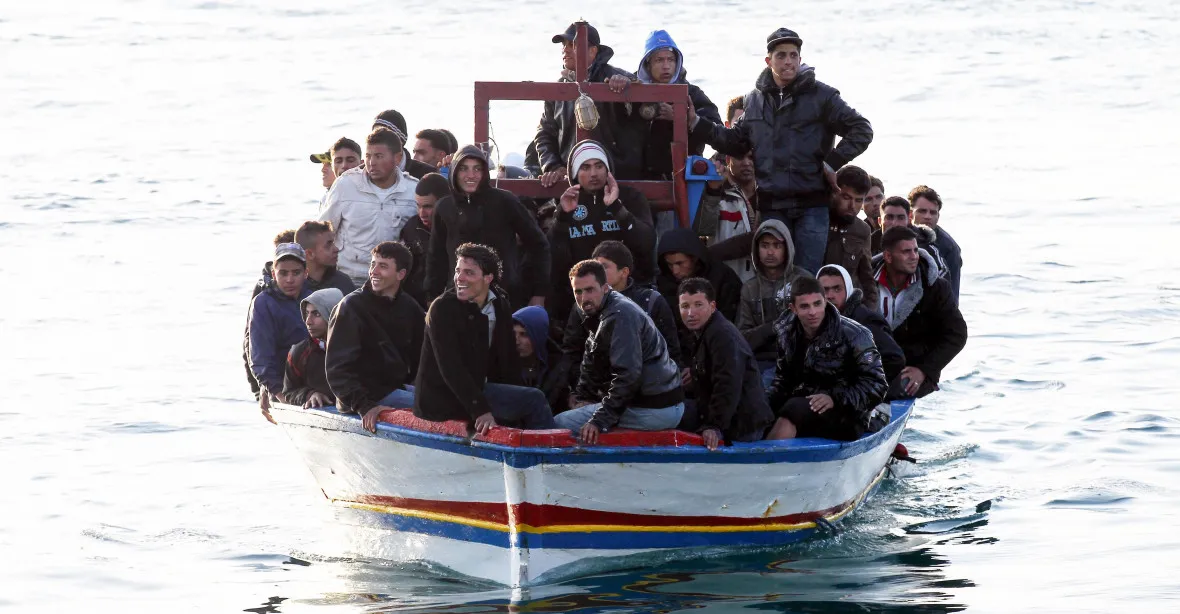 Italská pobřežní stráž vylovila z moře 1100 migrantů