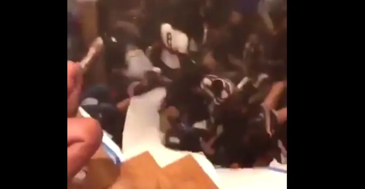 VIDEO: Zábava a pak křik a děs. Pod desítkami lidí na večírku se propadla podlaha