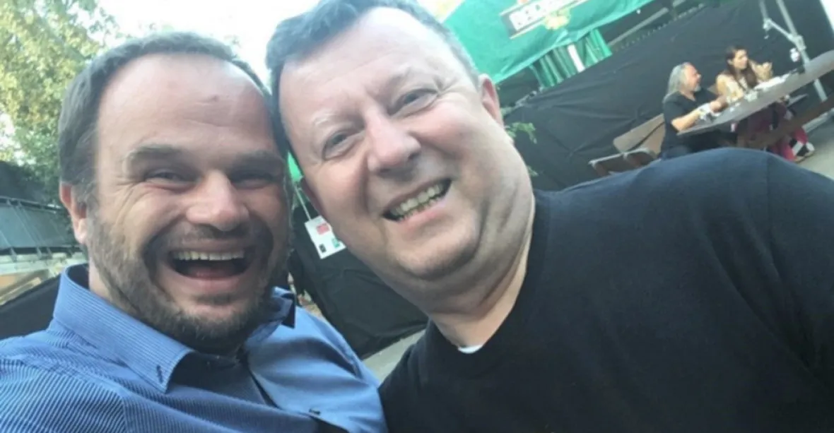 Ministerské selfie z Ostravy. Staněk a Šmarda se smějí „novinářským teoriím“