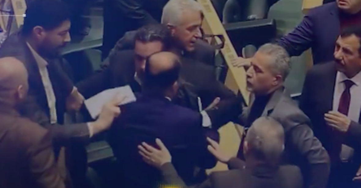 VIDEO: Facky a pěsti v parlamentu. Poslanci se porvali kvůli „ženskému zájmenu“