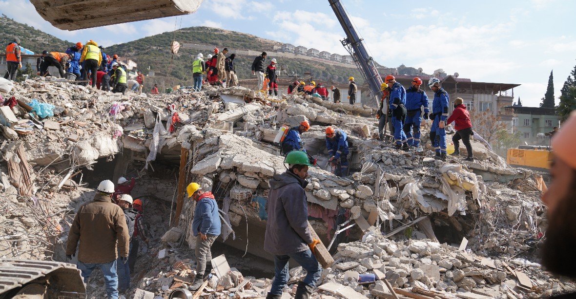 Počet obětí zemětřesení pořád roste. Úřady počítají až s 50 tisíci
