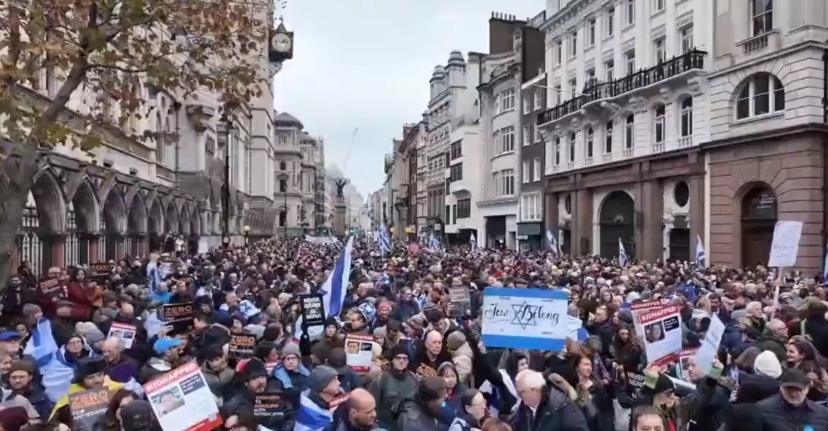 VIDEO: Desítky policistů vedou aktivistu Robinsona. Londýn protestoval proti antisemitismu