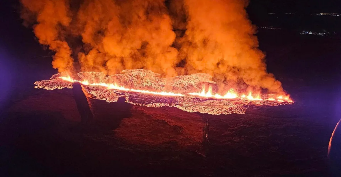 Proud lávy na Islandu dosáhl města Grindavík, domy na jeho okraji pohltily plameny