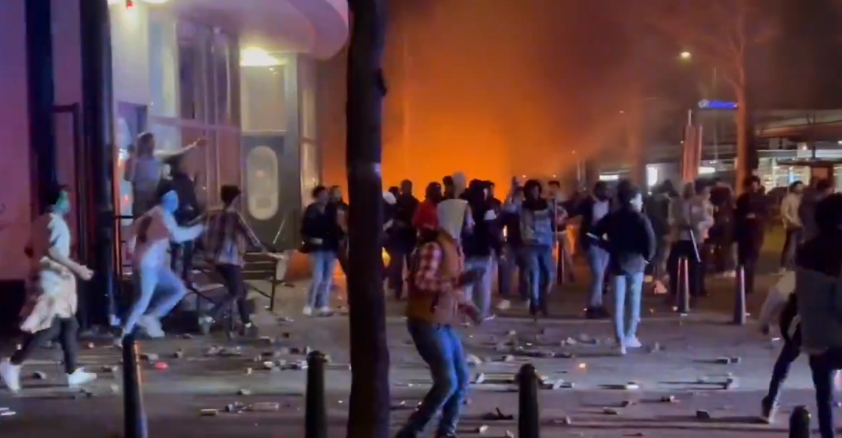VIDEO: Eritrejci zapalovali auta, vyvolali nepokoje v Haagu. Před tím se rvali mezi sebou