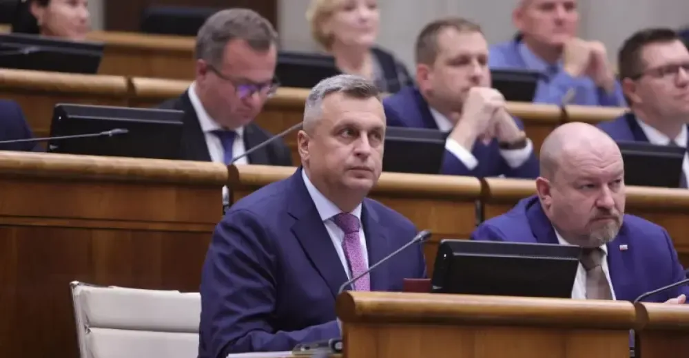 Místopředseda parlamentu uklízel Bratislavu. Za nehodu mu sebrali řidíčák
