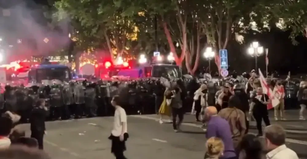 VIDEO: Protesty proti „ruskému zákonu“ v Gruzii pokračují. Parlament přerušil zasedání