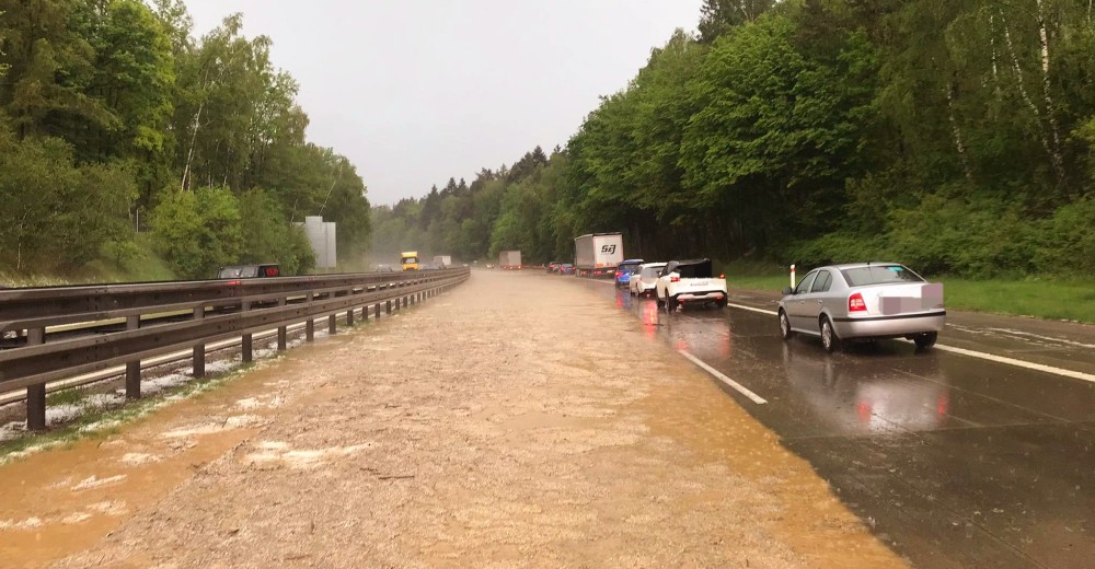 Silné bouře v Česku: bláto zaplavilo D1, v ulicích se tvořily potoky, padaly kroupy velké 2 cm