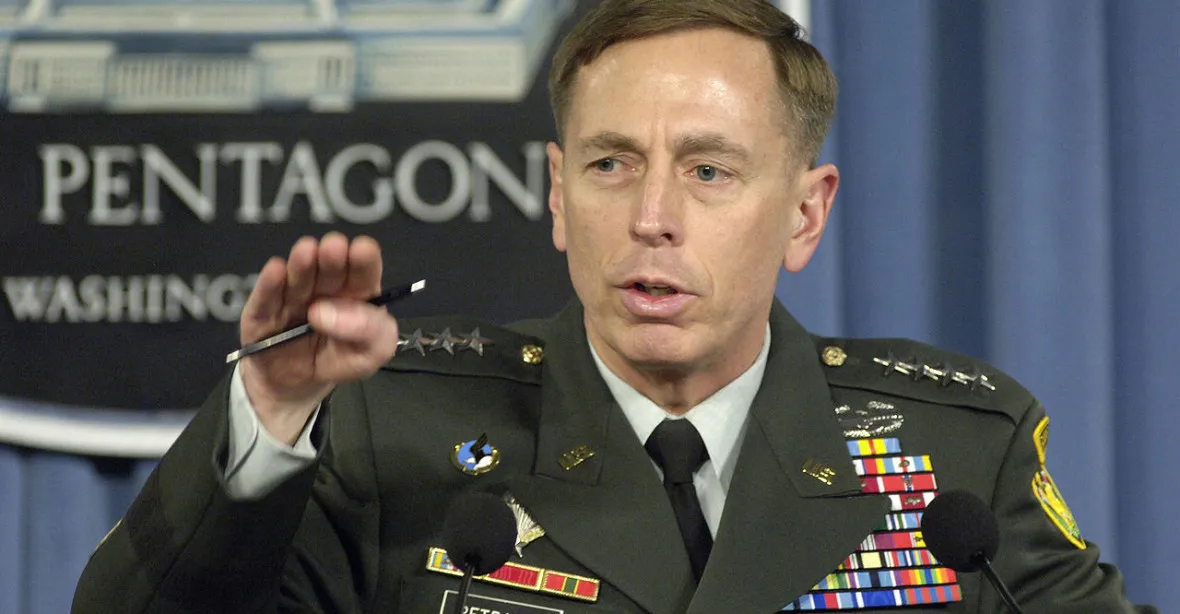 Exšéf CIA Petraeus vyvázl s podmínkou a pokutou