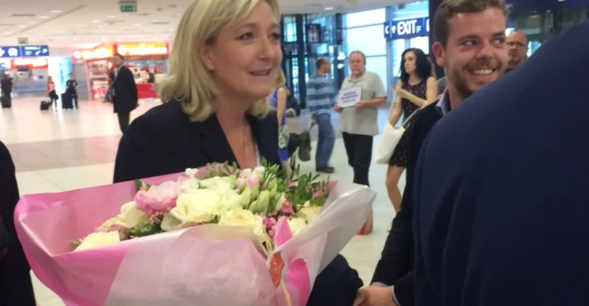 ‚Fašisti ven!‘ Le Penová ve sněmovně čelila demonstrantům
