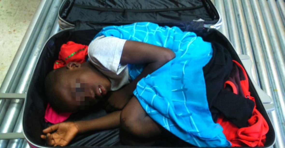 Osmiletého kluka pašovali přes hranice v cestovním kufru