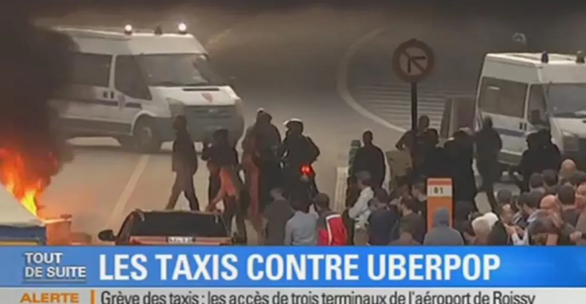 Taxikáři ve Francii zapalují auta Uberu. Protestují proti konkurenci