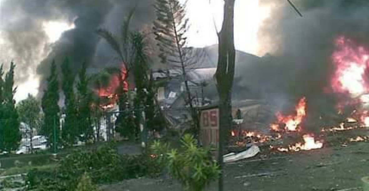 Na Sumatře spadl vojenský letoun do obytné čtvrti. Mrtvých je 116