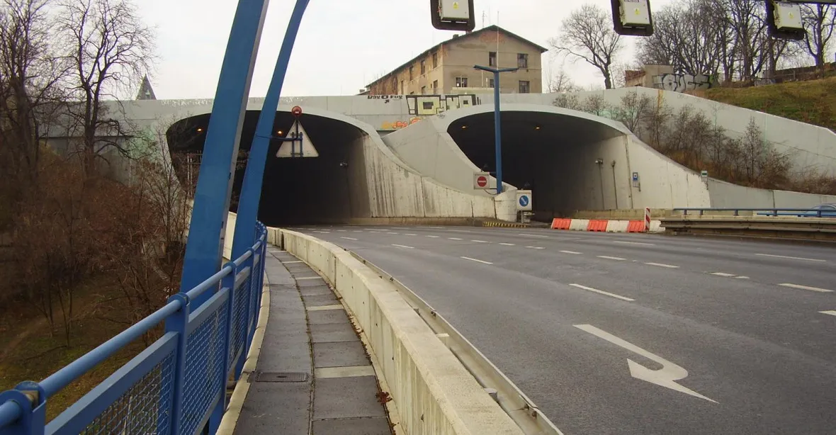 Dopravní trable v Praze. Strahovský tunel zavřou na 10 dní