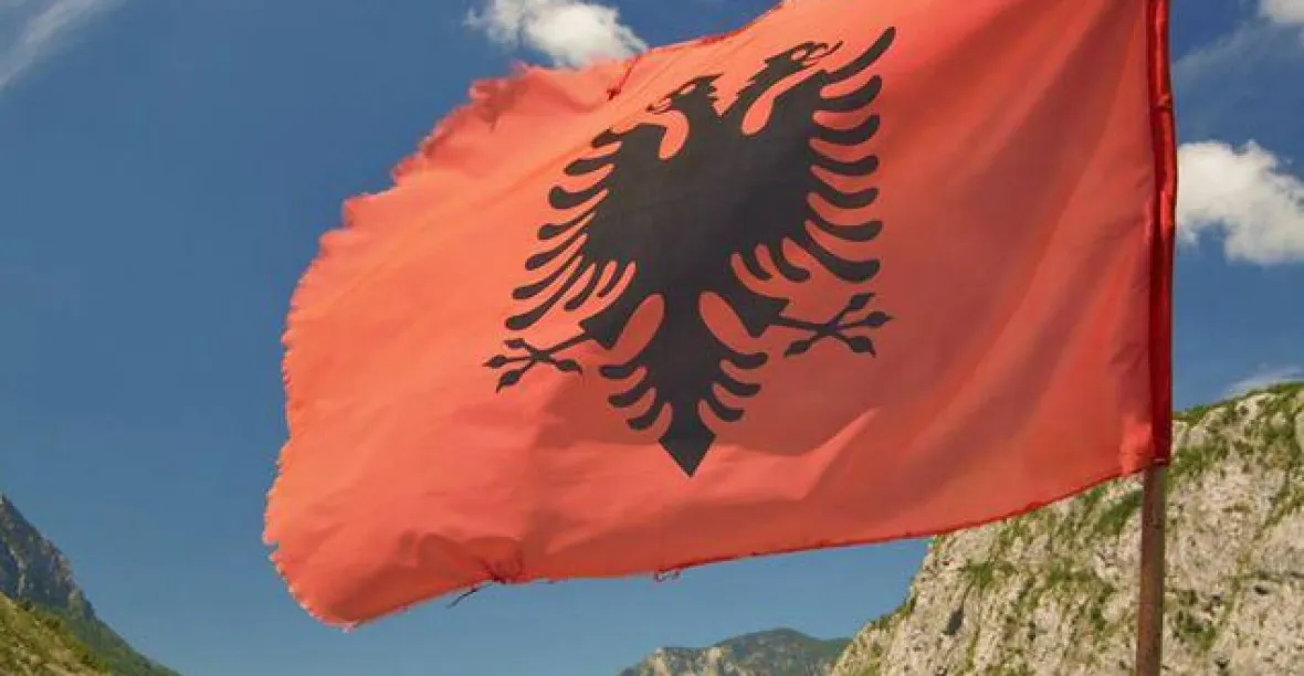 Dva čeští turisté byli zastřeleni v Albánii, auto shozeno ze skály