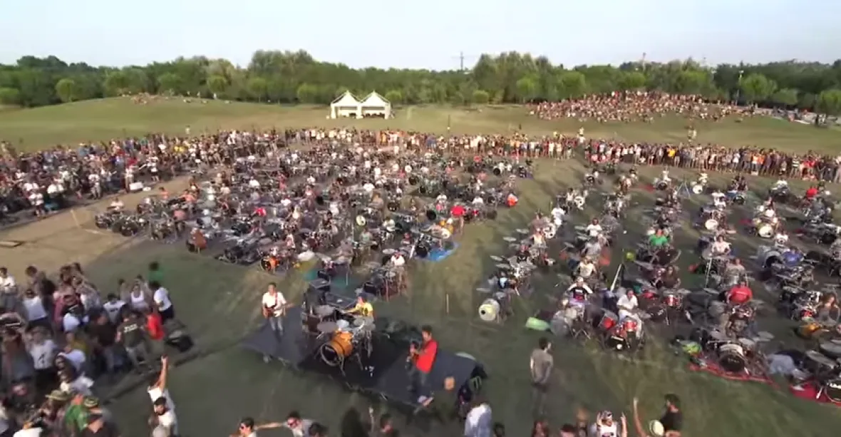VIDEO: Tisíc rockerů zazpívalo píseň Foo Fighters. A Grohl slíbil koncert