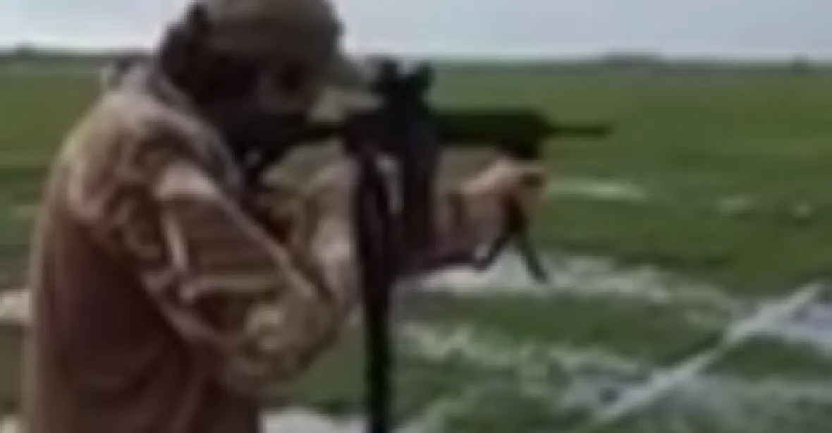 VIDEO: Jágr trénoval střelbu. Tentokrát s puškou