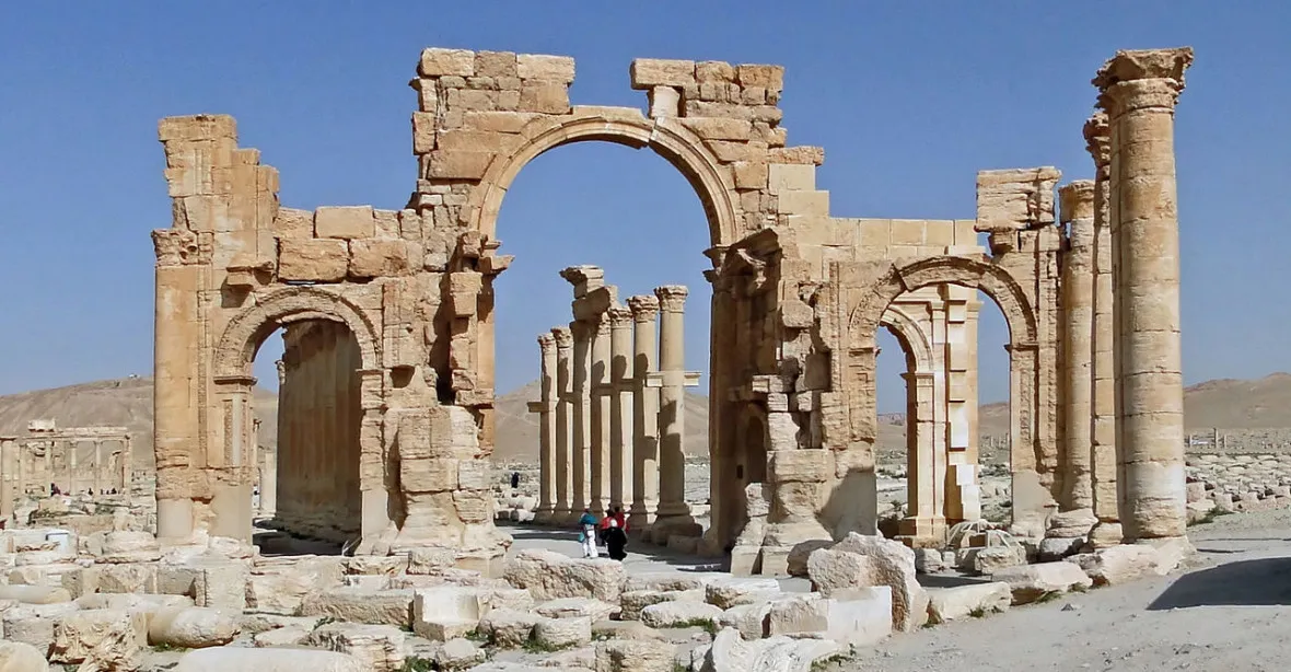 Islámský stát odpálil 2000 let starý vítězný oblouk v Palmýře