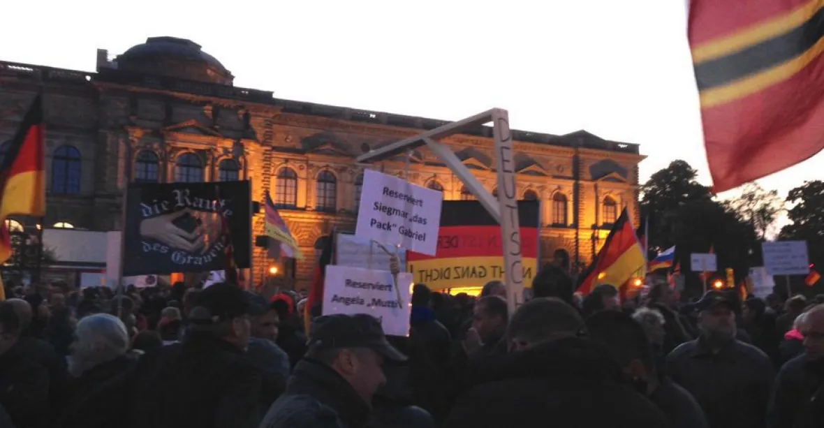 Stoupenci Pegidy přinesli na demonstraci šibenici pro Merkelovou