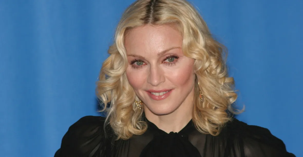 Madonna je v Praze, provokuje tweetem z Karlova mostu