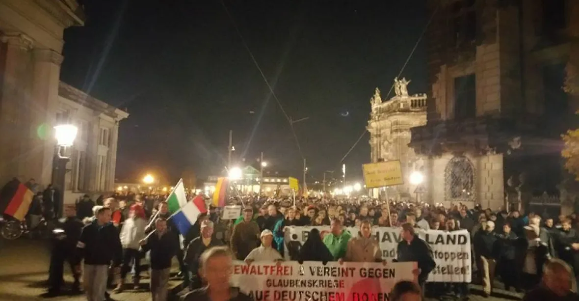Pegida sílí a chválí Česko: Do Drážďan přijelo 12 000 lidí