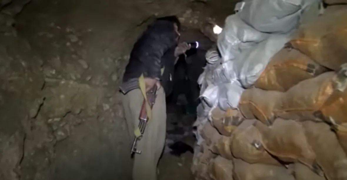 Unikátní záběry z tajných tunelů Islámského státu