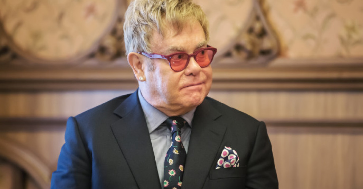 Eltona Johna šokoval terorismus, zahraje proto v Osvětimi