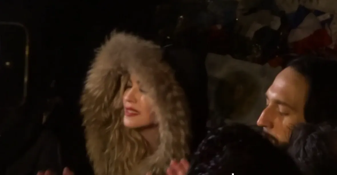 VIDEO: Madonna v Paříži uctila oběti útoků, zazpívala na ulici