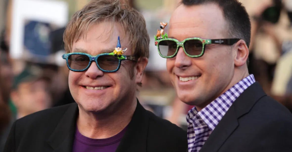 Proč je Elton John na vozíčku, ptají se britská média