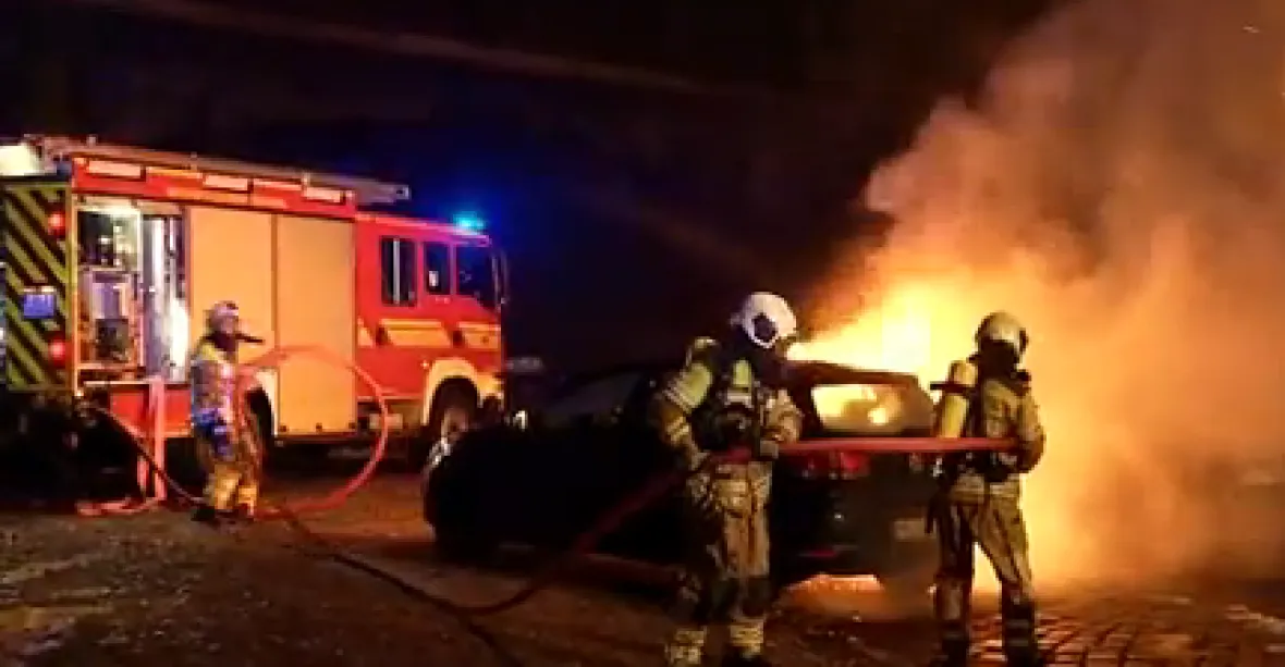 Útoky v Drážďanech: při demonstraci Pegidy hořely automobily
