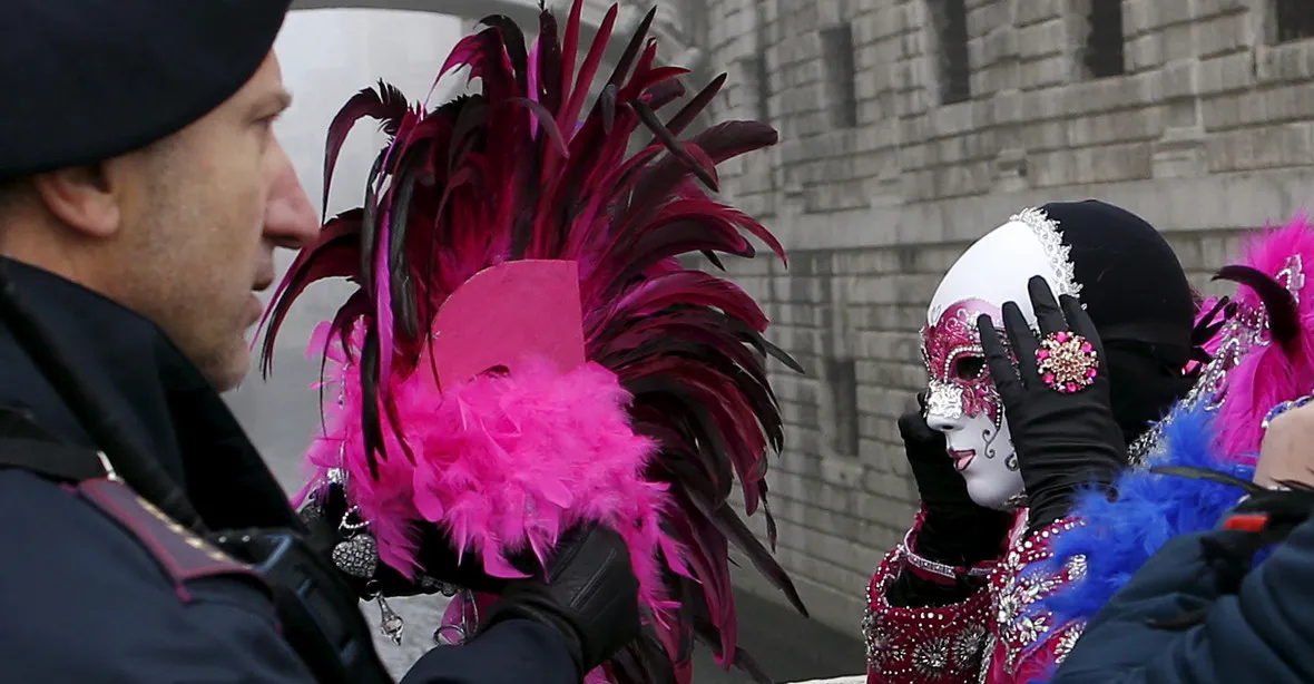 Benátský karneval ve stínu teroru. Policie nutí sundavat masky