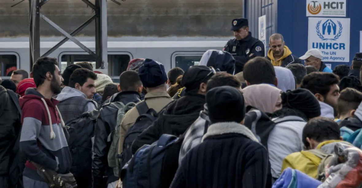 Řecká policie začala odvážet uprchlíky od makedonské hranice