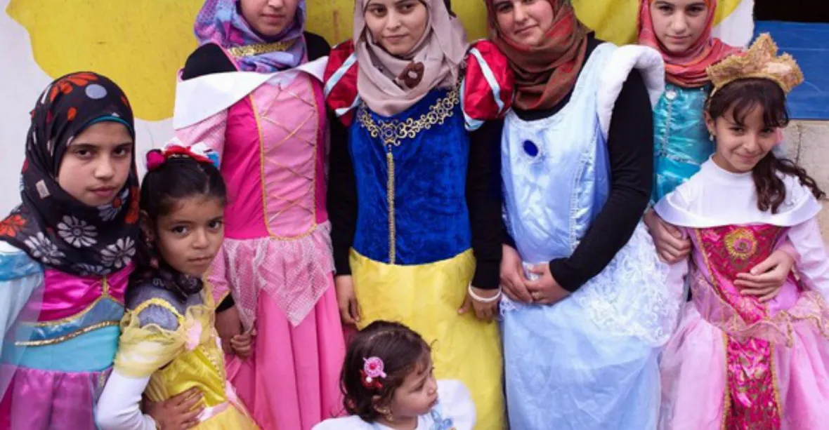 Princezny v utečeneckém táboře. Syrský umělec fotil malé hrdinky