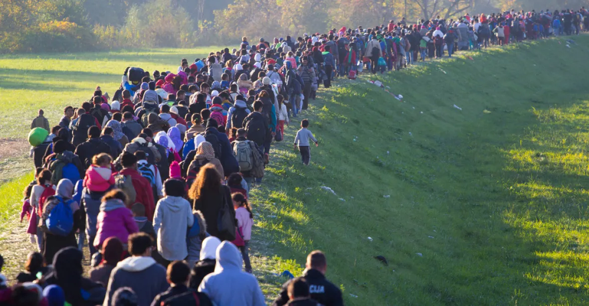 Běženci se přesunuli na řecko-albánské hranice
