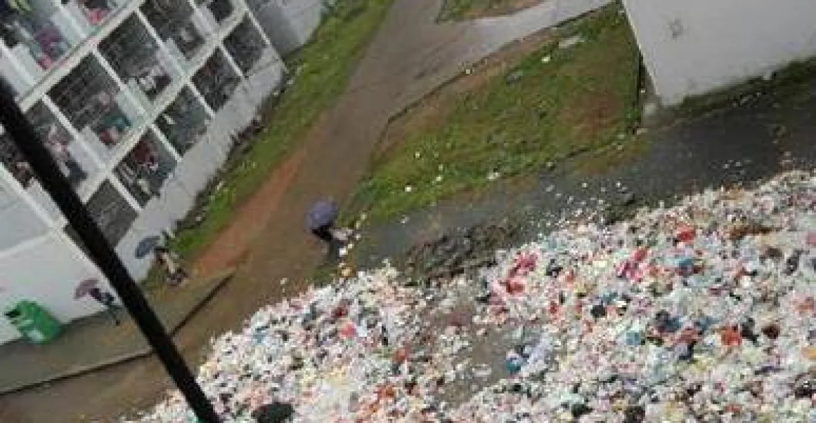 Čínští studenti se brodí v odpadcích, smrad ovlivňuje jejich studium