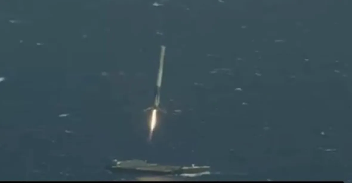 Blíž bydlení v kosmu: nosná raketa přistála v oceánu, obytný modul míří k ISS