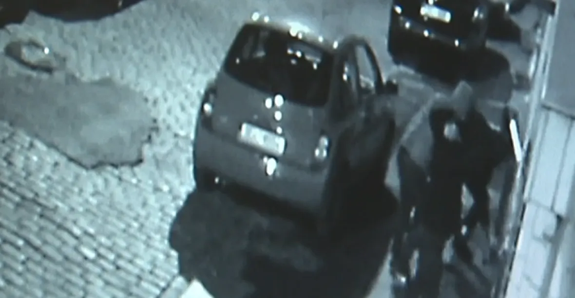 Vandalský útok na pražskou kavárnu zachytila kamera