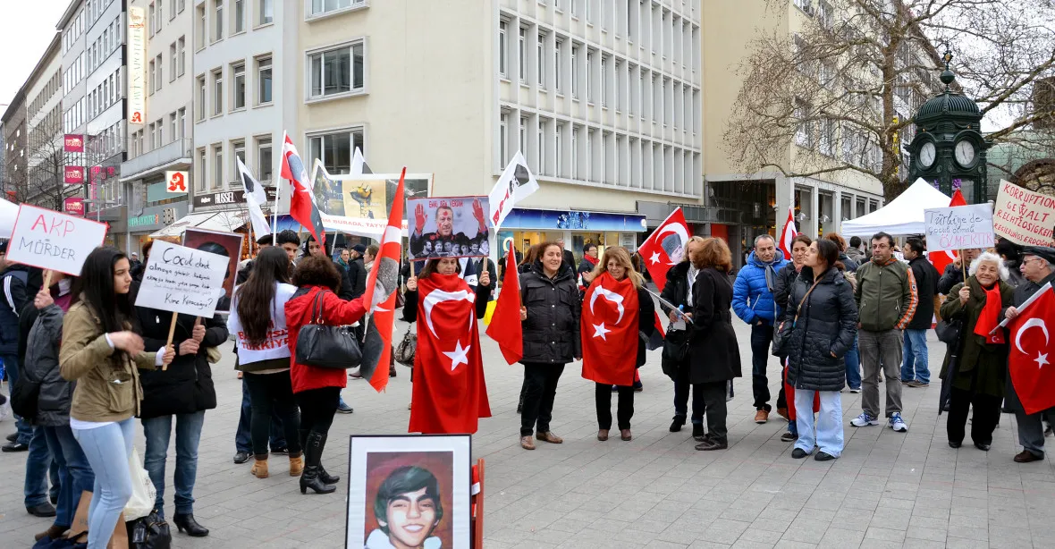Fotku nestáhneme, Erdogana se nebojíme, zní z Ženevy