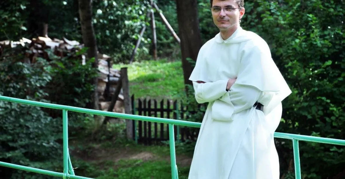 Český papež František: karlovarský kněz vede papežův falešný Twitter