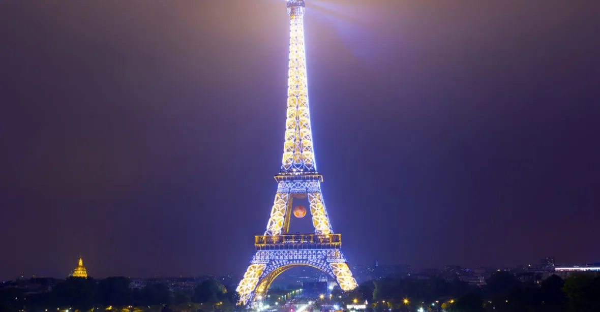 Kvůli střetům fanoušků s policií je uzavřena Eiffelova věž