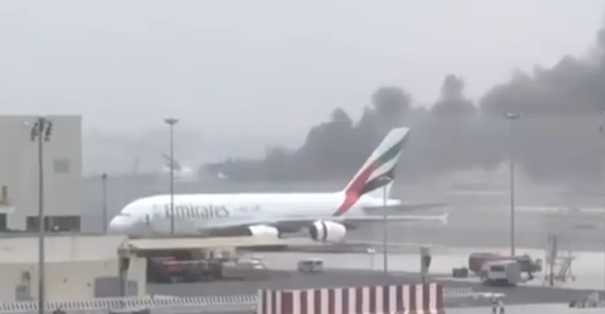 V Dubaji havarovalo při přistání letadlo Emirates, začalo hořet