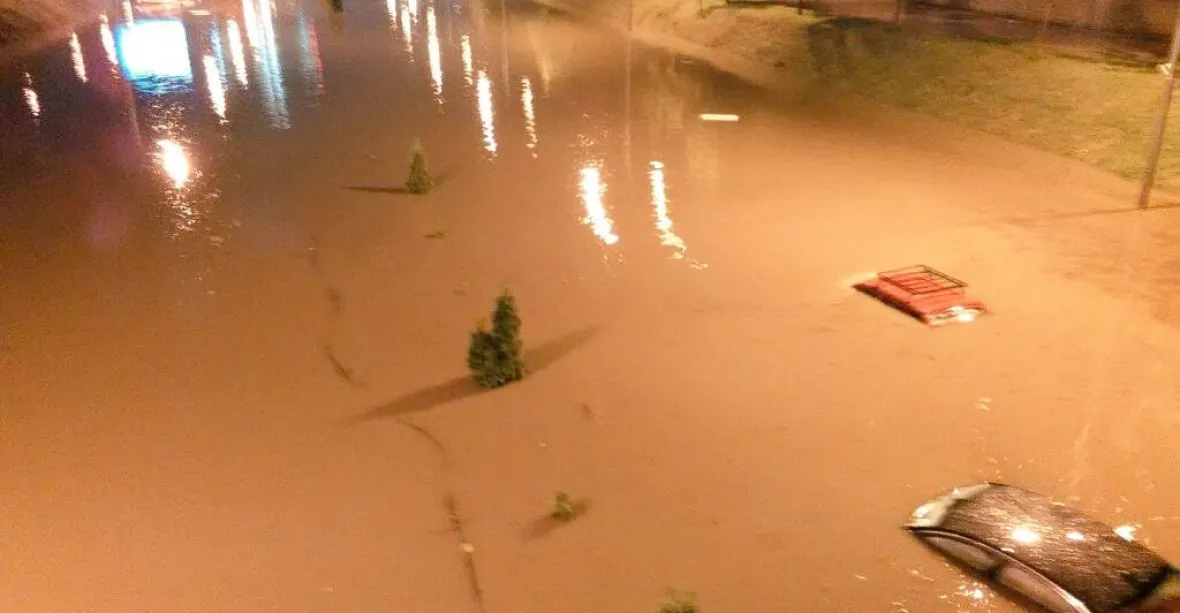 Bouře zabíjela ve Skopje. 20 mrtvých. Za pár hodin vody jako za měsíc