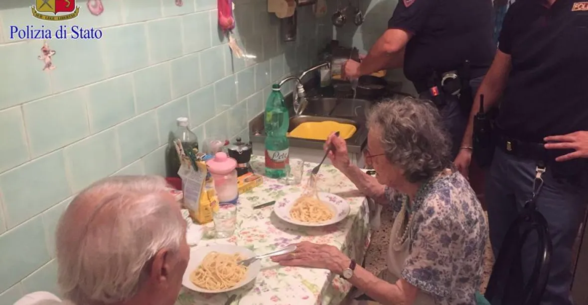 Důchodce přemohla deprese ze samoty, policisté jim uvařili špagety