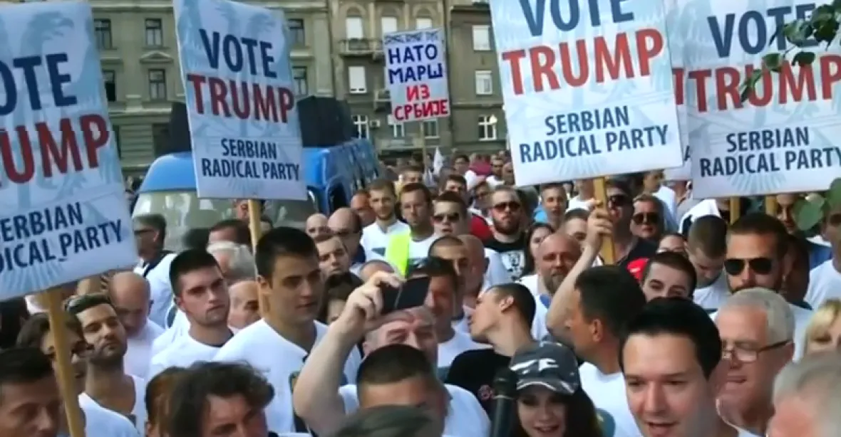 Bidena přivítal v Srbsku dav skandující ‚Volte Trumpa‘